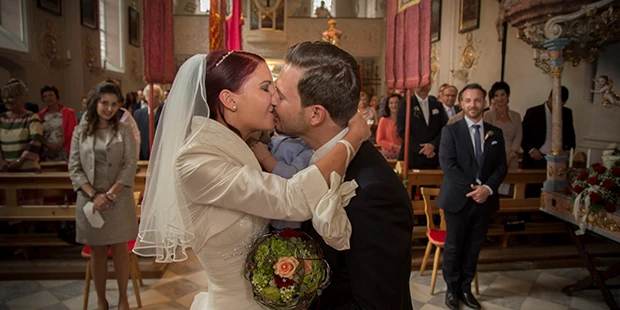Hochzeitsfotos - Copyright und Rechte: Bilder auf Social Media erlaubt - Unterperfuss - erster Kuss als Ehepaar - Wolfgang Thaler photography