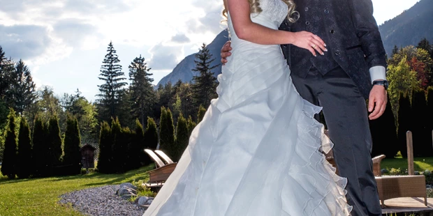 Hochzeitsfotos - Berufsfotograf - Anzing (Landkreis Ebersberg) - Brautpaarshooting mit Janine und Markus im Gnadenwalder Speckbacherhof bei Hall in Tirol - click & smile photography