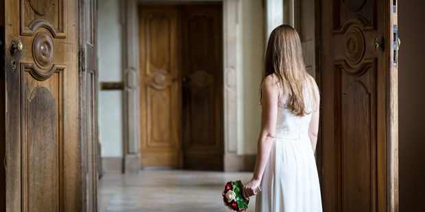 Hochzeitsfotos - Copyright und Rechte: Bilder beinhalten Wasserzeichen - Warten auf den Bräutigam im Schloss Mirabell Salzburg - FOTO FLAUSEN - Andreas Brandl