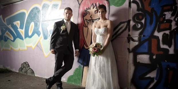 Hochzeitsfotos - Ostriach - Coole Location in Unterfühtung mit Grafitti in Seekirchen - FOTO FLAUSEN - Andreas Brandl