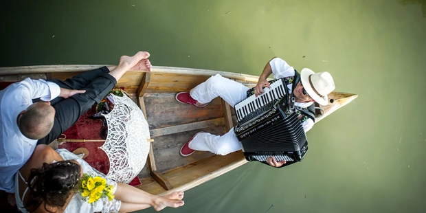 Hochzeitsfotos - Fotobox mit Zubehör - Prapra - im Boot mit Musikant auf der Fischach in Seekirchen - FOTO FLAUSEN - Andreas Brandl