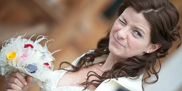 Hochzeitsfotos - Ostriach - Kritischer Blick der Braut in Richtung ihres Bräutigams vor der Trauung. Irgendwo am Berg in Salzburg. - FOTO FLAUSEN - Andreas Brandl