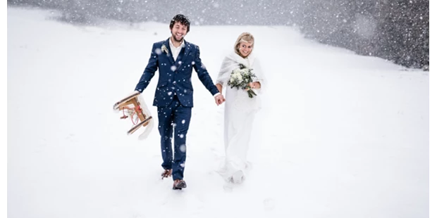 Hochzeitsfotos - Fotobox mit Zubehör - Buchhofen - Winter Hochzeit | Susi & Woifi | Mondsee - Birgit Schulz Fotografin