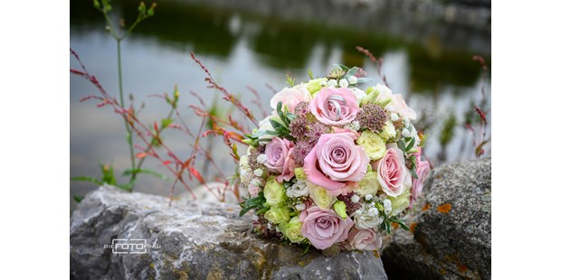 Hochzeitsfotos - Copyright und Rechte: Bilder auf Social Media erlaubt - Hausruck - Brautstrauss - DieFotoFrau