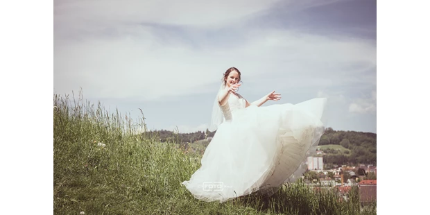 Hochzeitsfotos - Art des Shootings: Trash your Dress - Eggenburg - Hochzeit in Linz, Schlosspark
 - DieFotoFrau