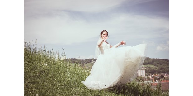 Hochzeitsfotos - Art des Shootings: Trash your Dress - Grafenau (Freyung-Grafenau) - Hochzeit in Linz, Schlosspark
 - DieFotoFrau