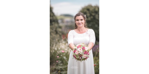 Hochzeitsfotos - Copyright und Rechte: Bilder auf Social Media erlaubt - Hausruck - Brautstrauss - DieFotoFrau