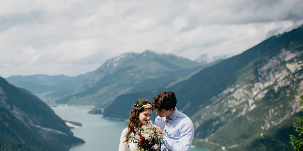 Hochzeitsfotos - Art des Shootings: Portrait Hochzeitsshooting - Gschwendt (Strobl) - Brautpaar am wunderschönen Achensee in Tirol mit Blick auf die umliegenden Berge. WE WILL WEDDINGS | Hochzeitsfotografin Tirol / Innsbruck - WE WILL WEDDINGS