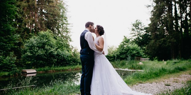 Hochzeitsfotos - Videografie buchbar - Brunn (Straßwalchen) - Brautpaar im Wald am See in Graz in der Steiermark. WE WILL WEDDINGS | Hochzeitsfotografin Graz Steiermark Österreich - WE WILL WEDDINGS