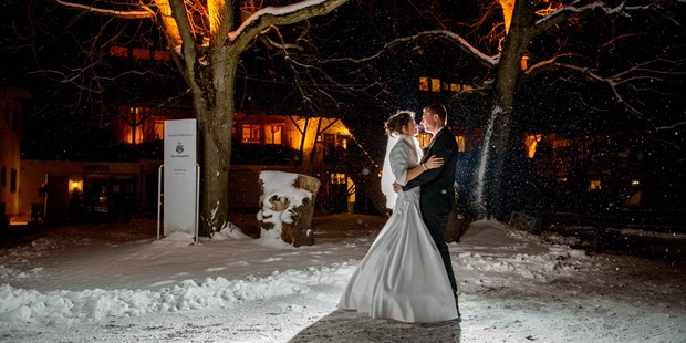 Hochzeitsfotos - Berufsfotograf - Ampass - Zum Glück konnte ich das Brautpaar überreden, nochmals für ein paar Aufnahmen in die Kälte raus zu gehen. - Wolfgang Burkart Fotografie