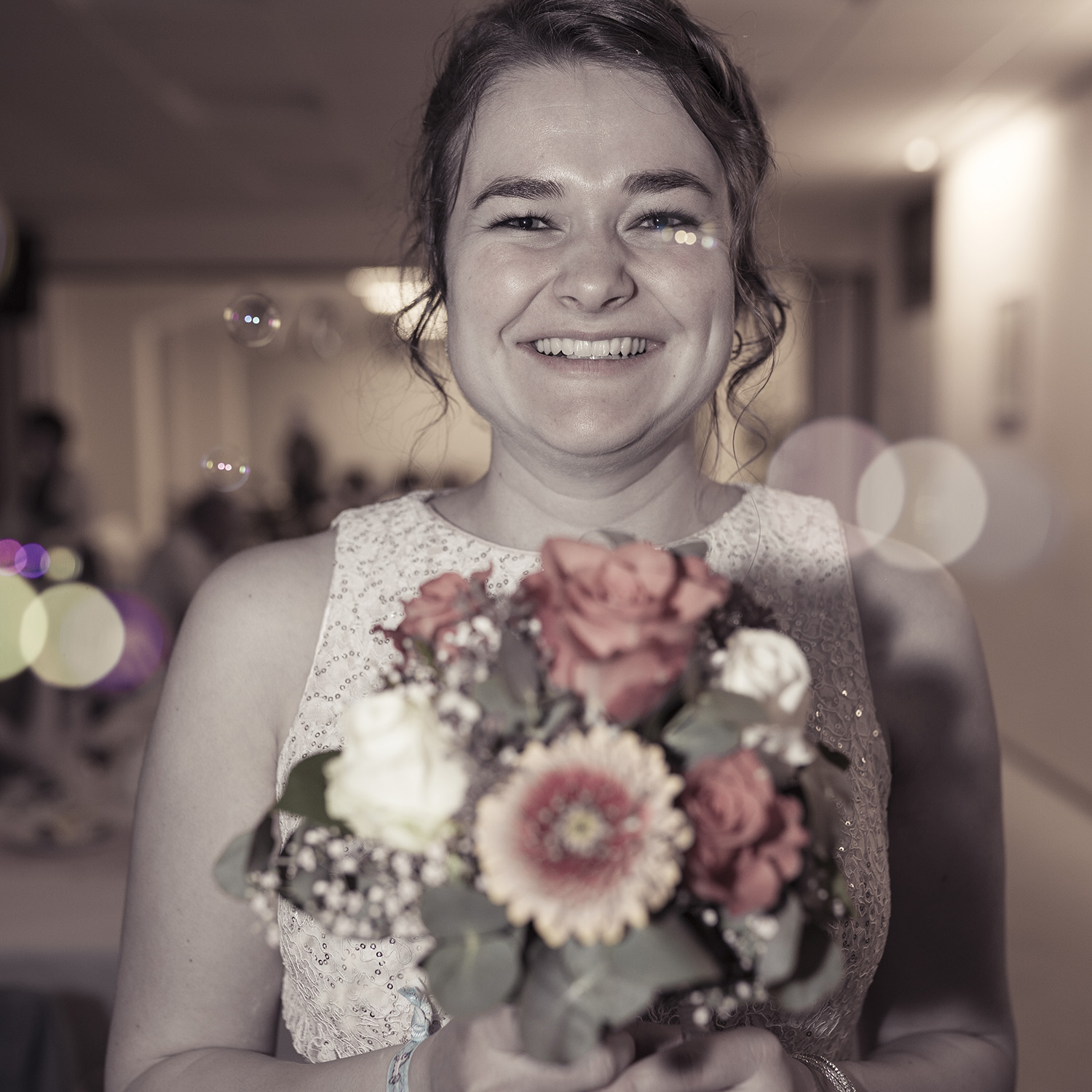 Hochzeitsfotograf - Glückliche Braut mit Brautstrauß in Kempten. Lichteffekt durch Seifenblasen - Flo Steinweg Photography