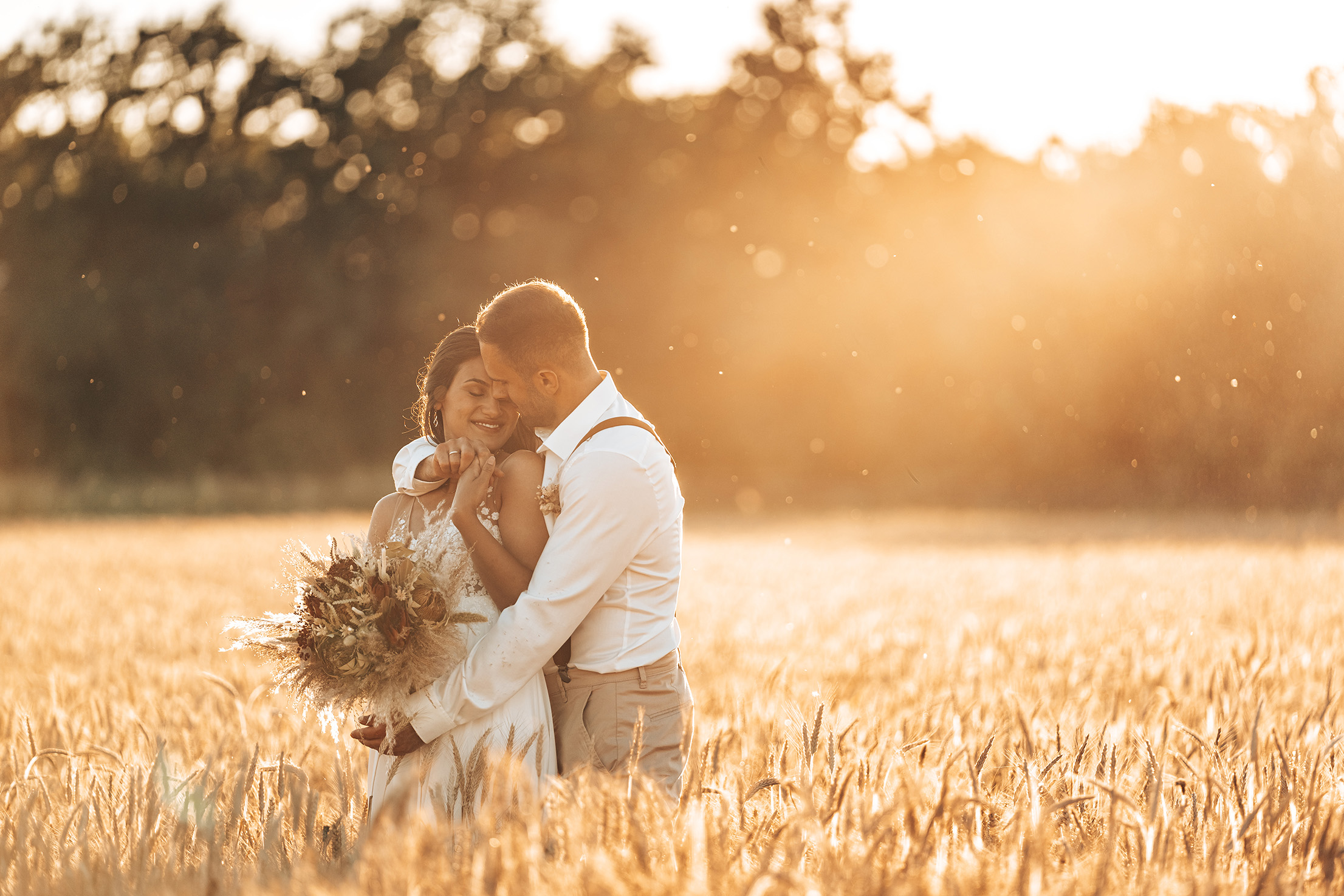 Hochzeitsfotograf - Paarshooting bei Sonnenuntergang im Kornfeld. - Jones de Rosso