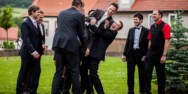 Hochzeitsfotos - Copyright und Rechte: Bilder auf Social Media erlaubt - PLZ 60439 (Deutschland) - Männer Gruppenbild Hochzeitsreportage Dorina Köbele-Milas - Dorina Köbele-Milaş