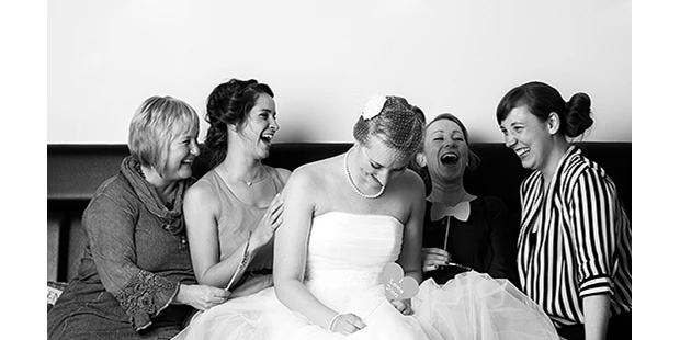 Hochzeitsfotos - Videografie buchbar - Hilden - Hochzeitsfeier Frauen Gruppenbild Hochzeitsreportage Köln - Dorina Köbele-Milaş