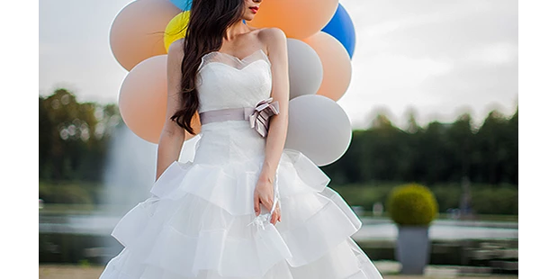 Hochzeitsfotos - Copyright und Rechte: Bilder auf Social Media erlaubt - Kerken - Fotoshooting Braut mit Ballons Hochzeitsreportage Bremen Dorina Köbele-Milas - Dorina Köbele-Milaş