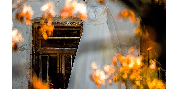 Hochzeitsfotos - Art des Shootings: Trash your Dress - Bochum - Hochzeitsfotografie Details Brautkleid Hochzeitsreportage Bayern Dorina Köbele-Milas - Dorina Köbele-Milaş