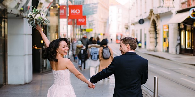 Hochzeitsfotos - Art des Shootings: Trash your Dress - Aich an der Straße - herzblut.wedding - Johannes Sommer