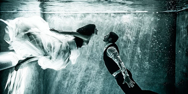 Hochzeitsfotos - Art des Shootings: Unterwassershooting - Burgau (Landkreis Günzburg) - Hochzeitsfotograf Monika Kessler Unterwassershooting - Art of Photography Monika Kessler