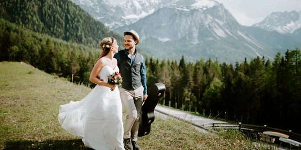 Hochzeitsfotos - Copyright und Rechte: Bilder auf Social Media erlaubt - Lehen (Telfs) - Paarshooting auf der Gamsalm - Magnus Winterholler | Gipfelliebe Hochzeitsfotografie
