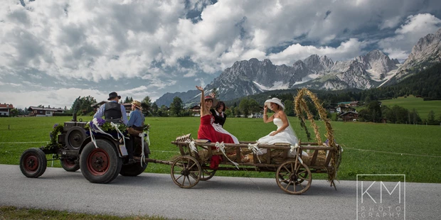 Hochzeitsfotos - Berufsfotograf - Maierhof (Offenhausen) - "Mit dem Leiterwagen zu Kirche" - Hochzeit in Tirol am Wilden Kaiser - Klaus Mittermayr Fotografie