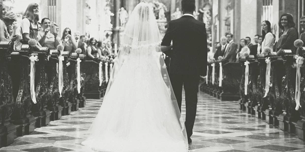 Hochzeitsfotos - zweite Kamera - Allentsteig - Fine Art Hochzeitsfotograf, Einzug in die Kirche - ultralicht Fotografie