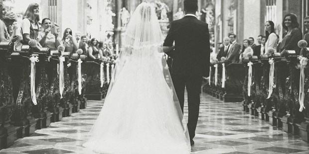 Hochzeitsfotos - Art des Shootings: Fotostory - Niederösterreich - Fine Art Hochzeitsfotograf, Einzug in die Kirche - ultralicht Fotografie