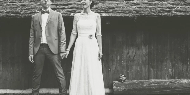 Hochzeitsfotos - Art des Shootings: Trash your Dress - Hörsching - Fine Art Hochzeitsfotograf, Brautpaar im schwarzweiß Vintage-Stil - ultralicht Fotografie