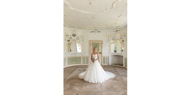 Hochzeitsfotos - Fotobox alleine buchbar - Hörbranz - Braut im Spiegelsaal Schloss Reichenau - Stefanie Blochwitz Fotografie - Nordlichtphoto