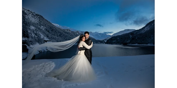 Hochzeitsfotos - Fotostudio - Pettneu am Arlberg - Brautpaarshooting bei Dämmerung im Engadin - Stefanie Blochwitz Fotografie - Nordlichtphoto