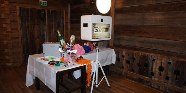 Hochzeitsfotos - Fotobox mit Zubehör - Buchhofen - Hochzeit im urigen Stadl bei Salzburg mit einer Kimodo Fotobox PREMIUM 2019 - Kimodo Fotobox - Die unterhaltsamste Art ins Bild zu kommen. Besser als jedes Selfie ...