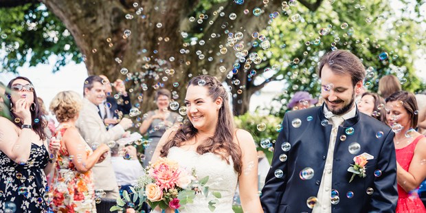 Hochzeitsfotos - Copyright und Rechte: Bilder auf Social Media erlaubt - Kißlegg - Brautpaar während dem Auszug - Stefan Kuhn Hochzeitsfotografie