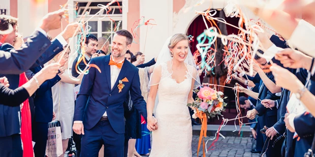 Hochzeitsfotos - Art des Shootings: Fotostory - Böllen - Brautpaar während dem Auszug - Stefan Kuhn Hochzeitsfotografie