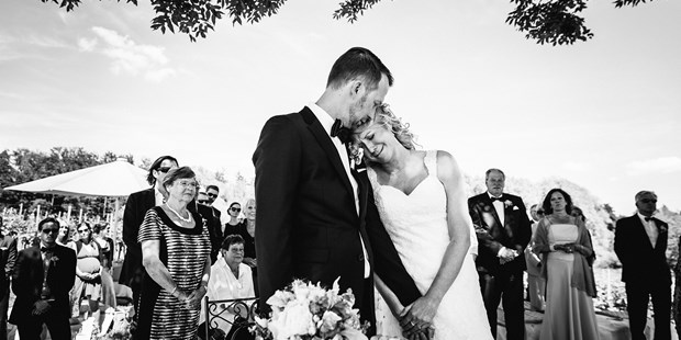 Hochzeitsfotos - Art des Shootings: Fotostory - Kißlegg - Brautpaar während der Trauung - Stefan Kuhn Hochzeitsfotografie