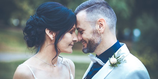 Hochzeitsfotos - Art des Shootings: Trash your Dress - Großweitzschen - Verliebtes Brautpaar beim Hochzeitsshooting mit LM-Fotodesign - LM-Fotodesign