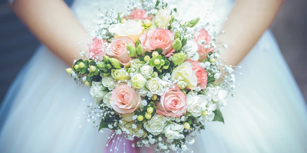 Hochzeitsfotos - Copyright und Rechte: Bilder auf Social Media erlaubt - Vetschau - Braut mit Brautstrauß - LM-Fotodesign