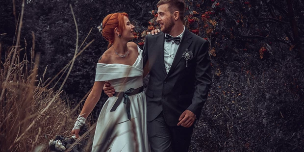 Hochzeitsfotos - Copyright und Rechte: Bilder auf Social Media erlaubt - Vetschau - laufendes Brautpaar beim Hochzeits Shooting in Chemnitz - LM-Fotodesign