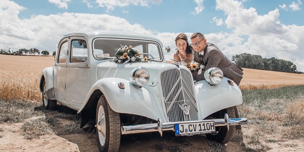 Hochzeitsfotos - Art des Shootings: Trash your Dress - Dessau-Roßlau - Oldtimer Auto bei Hochzeit mit Fotoshooting - LM-Fotodesign