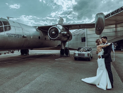 Hochzeitsfotos - zweite Kamera - Burgau (Landkreis Günzburg) - Coupleshooting am Flughafen vom Hochzeitsfotograf Foto Girone. - Foto Girone