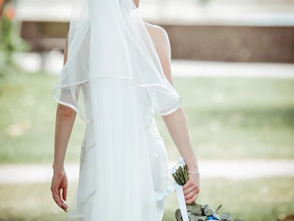Hochzeitsfotos - Art des Shootings: Fotostory - Böllen - Eine Braut nach der Hochzeit - Foto Girone