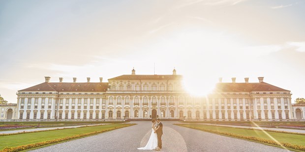 Hochzeitsfotos - Copyright und Rechte: Bilder auf Social Media erlaubt - Innsbruck - Portraitshooting Big Picture Schloß Oberschleißheim - markus krompaß photographie