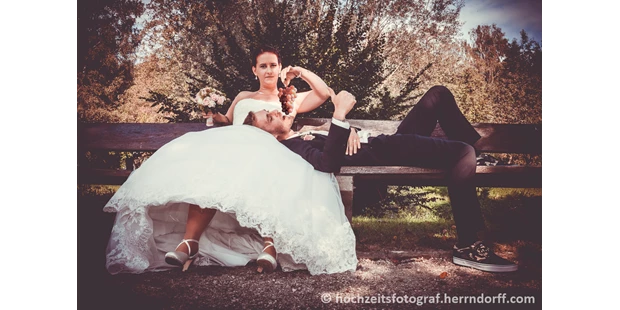 Hochzeitsfotos - Art des Shootings: Trash your Dress - Brunn (Arbesbach) - Entspannter Pascha auf der Parkbank - Marco