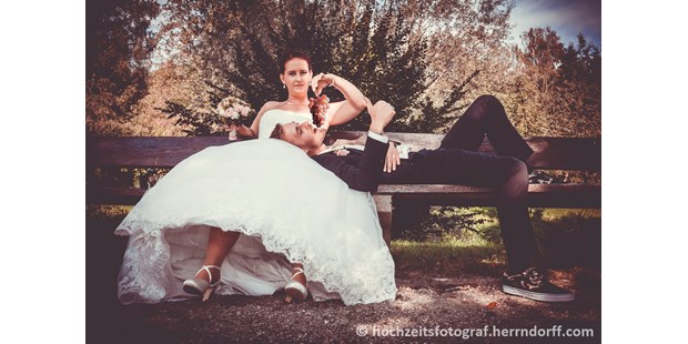 Hochzeitsfotos - Art des Shootings: Fotostory - Tschechien - Entspannter Pascha auf der Parkbank - Marco