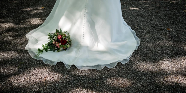 Hochzeitsfotos - Merzhausen - Brautkleid mit Strauss - hochzeits-fotografen.ch