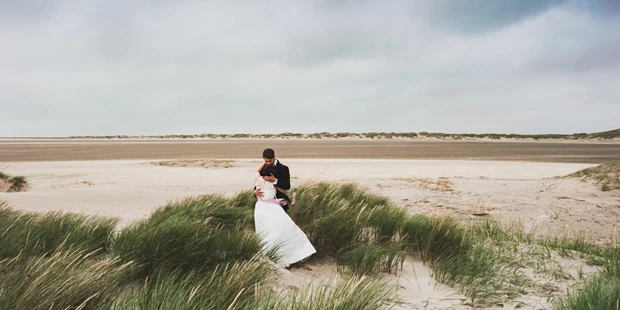 Hochzeitsfotos - Art des Shootings: Prewedding Shooting - Kummer - After Wedding Fotoshoot an der dänischen Nordseeküste auf Rømø. ©quirin photography - quirin photography