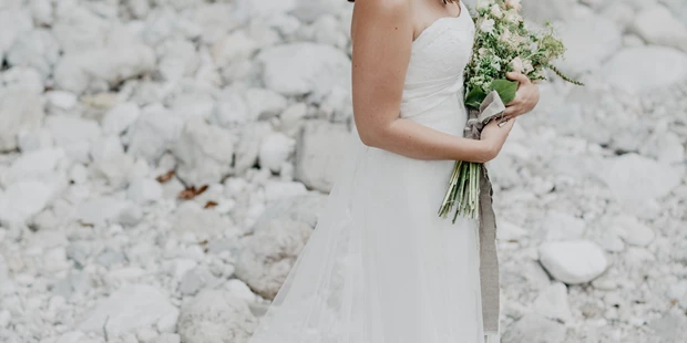 Hochzeitsfotos - zweite Kamera - Mitterriegl - Braut Christina vor wunderschöner Kulisse im Salzkammergut - Julia C. Hoffer
