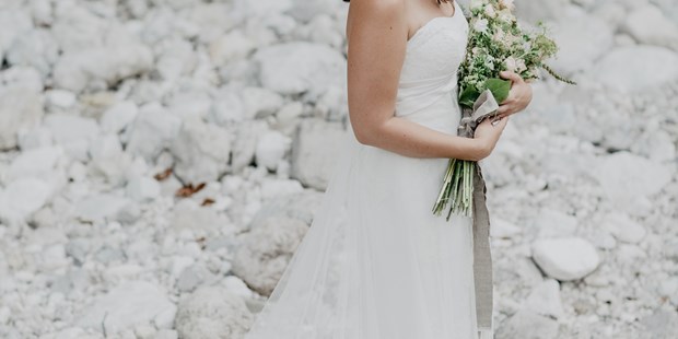 Hochzeitsfotos - Berufsfotograf - Mühlviertel - Braut Christina vor wunderschöner Kulisse im Salzkammergut - Julia C. Hoffer