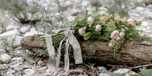 Hochzeitsfotos - Berufsfotograf - Heuberg (Koppl) - Brautstrauß mit hübschen, grauen Leinen-Bändern - Julia C. Hoffer