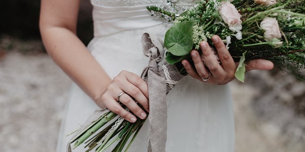 Hochzeitsfotos - Copyright und Rechte: Bilder auf Social Media erlaubt - Mühlviertel - Detailfoto Braut mit Brautstrauß - Julia C. Hoffer