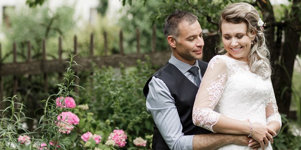 Hochzeitsfotos - Copyright und Rechte: Bilder auf Social Media erlaubt - Mühlviertel - Brautpaar-Portraits im Garten - Julia C. Hoffer