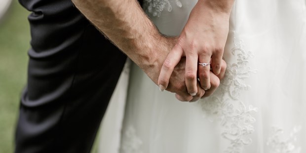 Hochzeitsfotos - Au bei hohen Steg - Detailfoto vom frisch verheirateten Brautpaar - Julia C. Hoffer